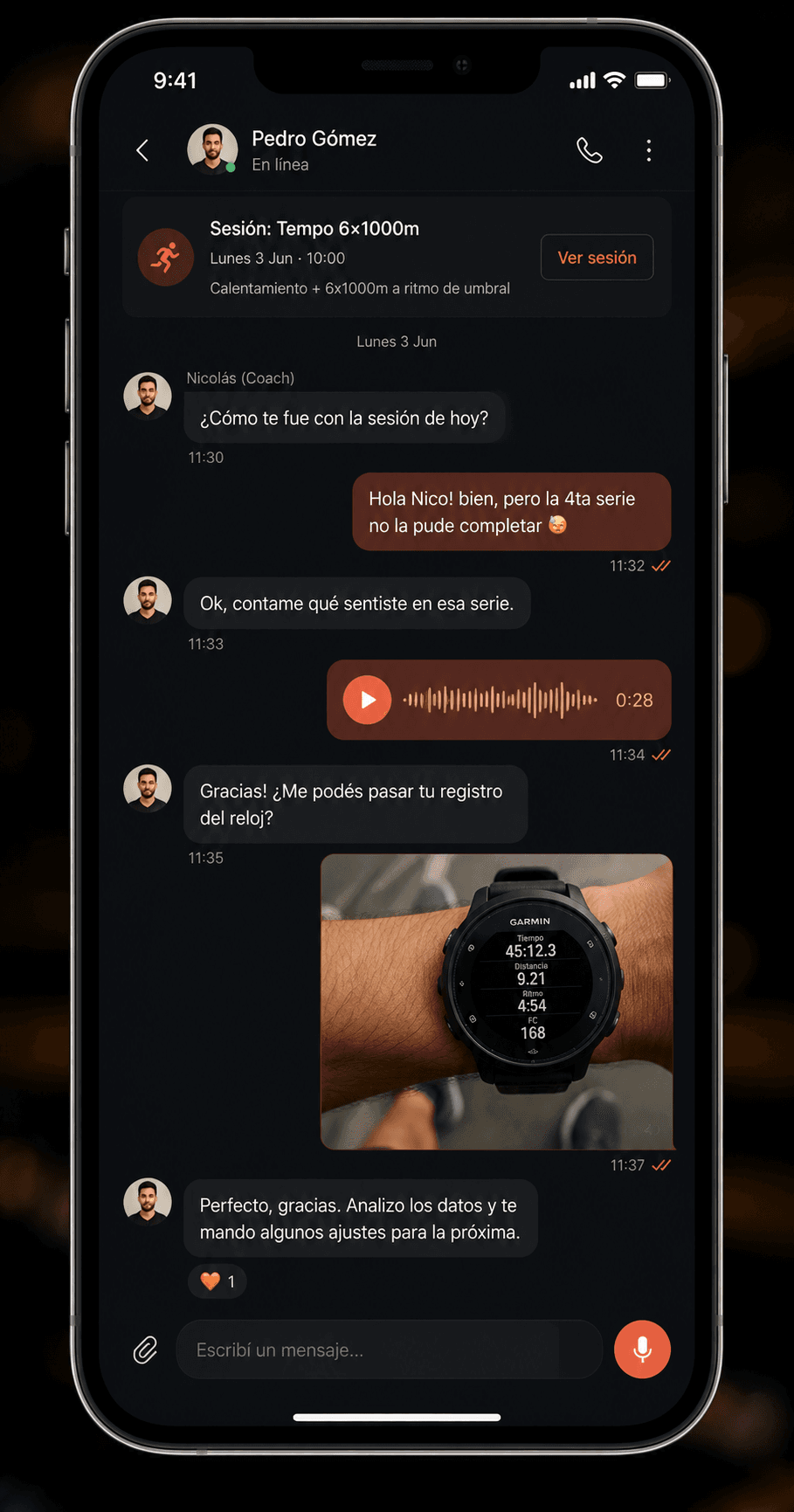 App de Zonda mostrando un chat entre coach y atleta anclado a una sesión específica (Tempo 6×1000m): mensajes de texto, audio con waveform, foto de un Garmin y la sesión enlazada arriba.