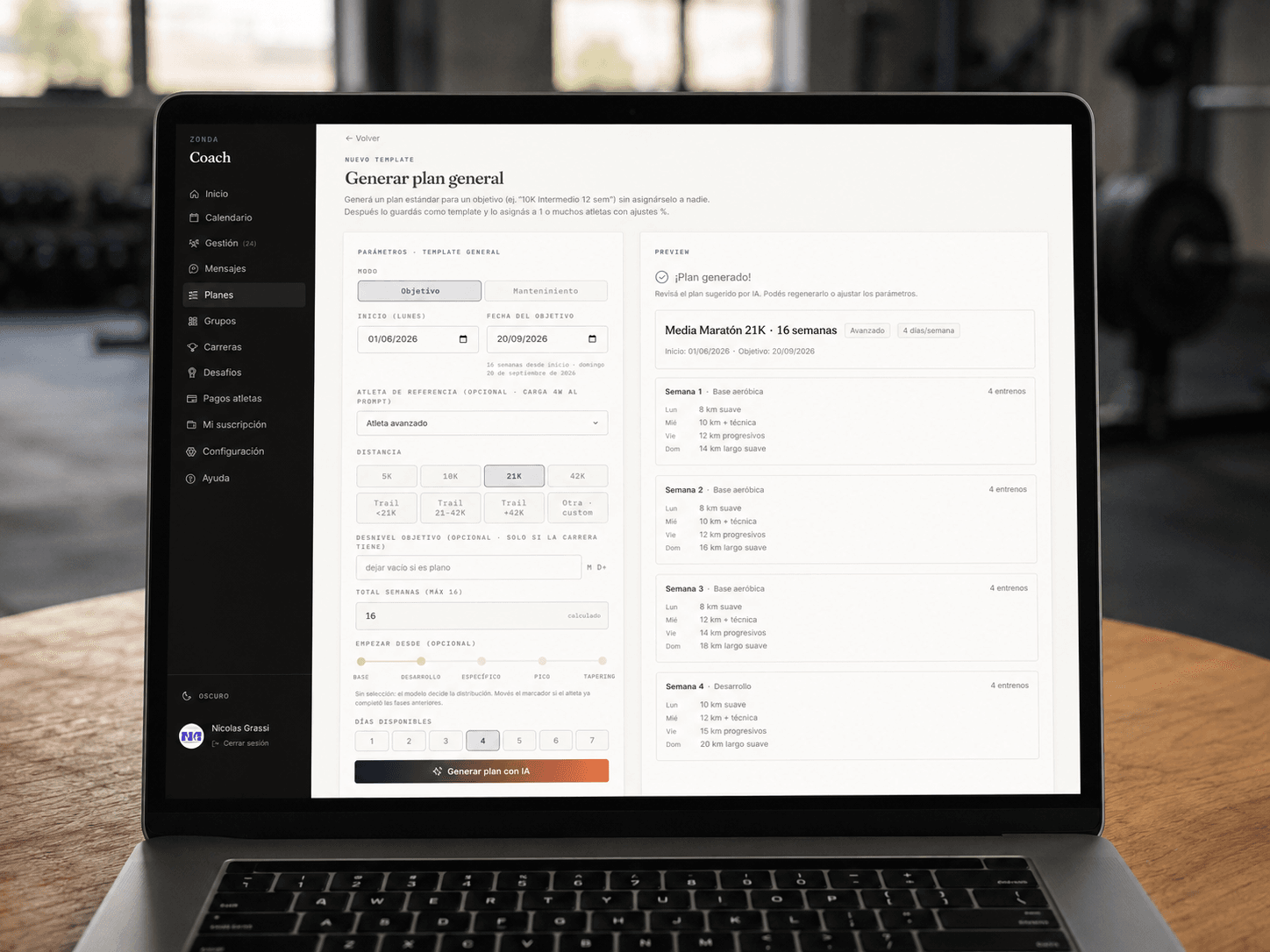 Laptop mostrando la pantalla de generación de plan con IA de Zonda Coach: formulario detallado para configurar un plan personalizado, con botón de acción destacado en color atardecer.